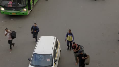 Menschen-Rennen-Durch-Den-Dichten-Verkehr,-Um-Den-Bus-Zu-Erreichen,-Delhi,-Indien