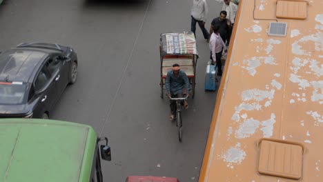 Tuk-Tuk-squeezing-through-busy-traffic-jam,-Delhi-India