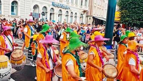Bailarines-De-Carnaval-En-El-Carnaval-Callejero-En-Landskrona-Suecia,-Trajes-Coloridos