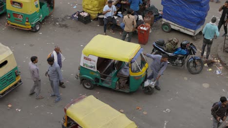 Hombre-Empujando-Tuk-Tuk-A-Través-Del-Tráfico-Intenso,-Delhi,-India
