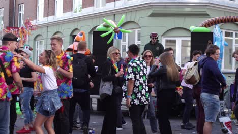 Junge-Festival--Und-Partygänger-Genießen-Das-Leben-Auf-Einer-Open-Air-Straßenparty-Und-Tanzen-Gemeinsam-Als-Freunde