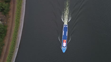Douro-Flussfähre,-Luftaufnahme,-Vogelperspektive,-Drohnenaufnahme,-über-Einem-Kreuzfahrtschiff,-An-Einem-Teilweise-Sonnigen-Tag