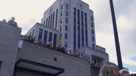 Un-ángulo-Bajo-Inclinado-Hacia-Arriba-Pasando-Por-Los-Manifestantes-Contra-El-Cambio-Climático-Hacia-Un-Inminente-Ayuntamiento-De-Vancouver