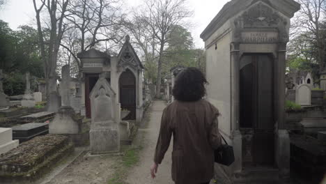Lange-Aufnahme-Einer-Frau-Auf-Einem-Gruseligen-Europäischen-Old-School-Friedhof