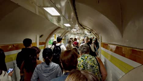 Ein-Arbeitsreicher-Tag-Für-Pendler-Im-Londoner-U-Bahnnetz