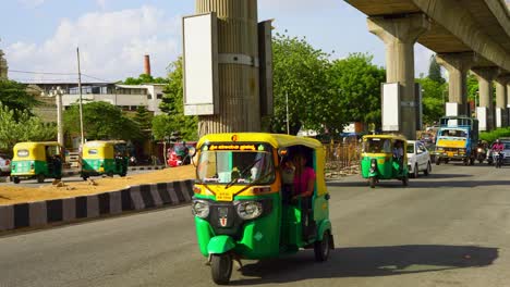 De-Pie-Junto-A-Una-Calle-Muy-Transitada-En-Bangalore,-India