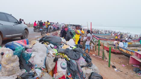 Contaminación-Basura-Bolsa-De-Residuos-Basura-Plástica-En-La-Playa-Costera-De-África