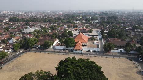 Luftaufnahme,-Das-Historische-Gebäude-Sasana-Hinggil-Dwi-Abad,-Ein-Gebäude-Neben-Dem-Südlichen-Platz-Von-Yogyakarta