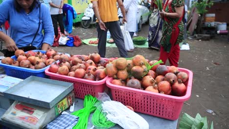 Junge-Indische-Frau-Kauft-Frischen-Granatapfel-Auf-Dem-Besten-Lokalen-Obstmarkt,-Verkäufer-Sammeln-Geld-Für-Den-Granatapfelverkauf