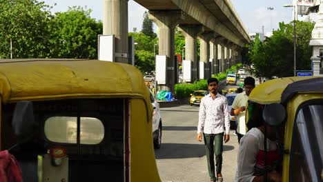 Stehend-Neben-Einer-Stark-Befahrenen-Straße-In-Bangalore,-Indien