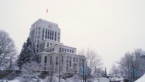 Eine-Kamerafahrt-Von-Rechts-Nach-Links-Zeigt-Ein-Verschneites-Rathaus-Von-Vancouver-An-Einem-Kalten,-Bewölkten-Tag