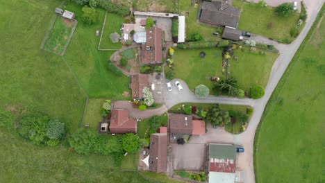 Luftaufnahmen-Von-Oben-Nach-Unten,-Die-über-Einem-Englischen-Bauernhof-Absteigen