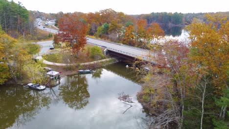 Vehicles-Driving-On-Longley-Bridge-Across-Androscoggin-River-During-Fall-Season-In-Lewiston,-Maine,-USA