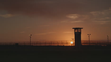Zeitraffer-Des-Sonnenuntergangs-über-Dem-Gefängnis-In-Amerika