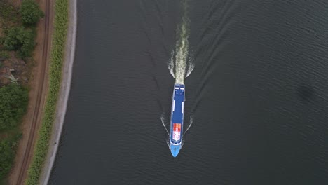 Flussfähre,-Luftaufnahme,-Von-Oben-Nach-Unten,-Drohnenaufnahme,-über-Einem-Douro-Flusskreuzfahrtschiff,-An-Einem-Bewölkten-Tag