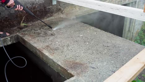 Schmutz-Auf-Betonböden-Mit-Hochdruckreiniger-Reinigen