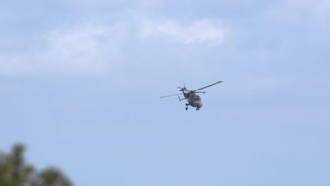 Un-Helicóptero-Lynx-De-La-Marina-Con-Algunas-Turbulencias-De-Viento-En-El-Aire-En-Bournemouth,-Inglaterra
