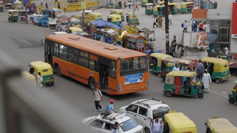 El-Hombre-Salta-Del-Autobús-En-Medio-De-Mucho-Tráfico,-Delhi,-India