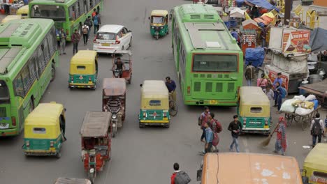 Mann-Schiebt-Wagen-Auf-Stark-Befahrener-Straße,-Delhi,-Indien