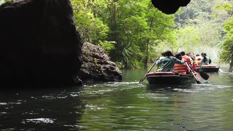 Ruderboote-Ninh-Binh-Vietnam,-Touristen-Verlassen-Die-Höhle-Rudernd-In-Zeitlupe