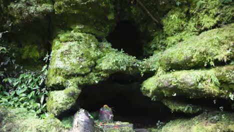 POV-Nähert-Sich-Der-Lingam-Statue-In-Der-Mahendra-Höhle