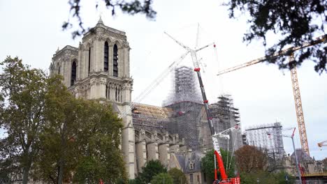 Panoramablick-Auf-Den-Wiederaufbau-Der-Kathedrale-Notre-Dame-In-Paris,-Frankreich-Nach-Dem-Brand---Schwere-Maschinen