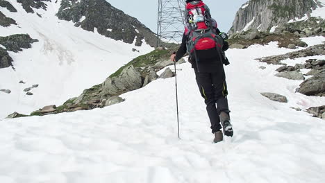 Zeitlupe-Eines-Einsamen-Männlichen-Bergsteigers-Mit-Voller-Ausrüstung,-Der-Auf-Den-Hügeln-Der-Schweizer-Alpen-Klettert