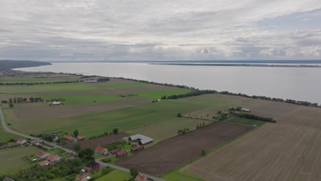 Landwirtschaftliche-Felder-Und-Dorf-Von-Der-Mittelalterlichen-Burg-Brahehus-In-Der-Nähe-Von-Vatern,-Schweden-Aus-Gesehen