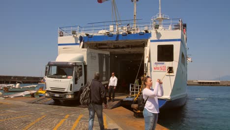 Ferry-Con-Un-Camión-Bajando-Del-Barco-En-La-Isla-De-Capri,-Italia