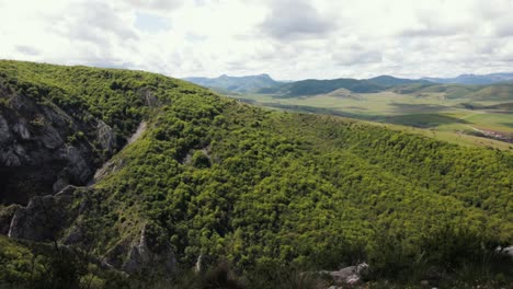 Montañero-Camina-Por-La-Hermosa-Cheile-Truzii-Con-Una-Vista-Increíble-De-Campos-Verdes-Y-Montañas