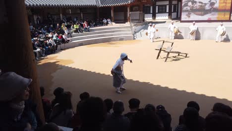 Actor-De-Danza-Folclórica-Coreana-Caminando-Hacia-La-Audiencia