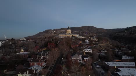 Salt-Lake-City,-Utah-Capitol-Building---Absteigende-Antenne-In-Der-Dämmerung