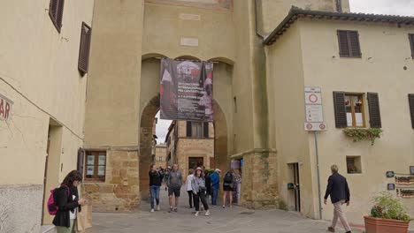 Touristen-Am-Stadttor-Porta-Al-Murello-In-Der-Altstadt-Von-Pienza,-Italien