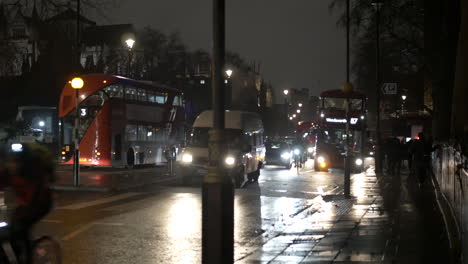 Belebter,-überfüllter-Berufsverkehr-Am-Abend-In-London-Mit-Doppeldeckerbus-Und-Schwarzem-Taxi