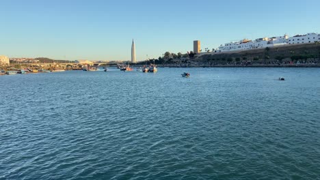 Diferentes-Barcos-Navegando-Por-El-Río-Bou-Regreg-En-La-Ciudad-De-Rabat-Al-Atardecer.