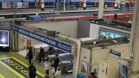 Standbild-Des-Eingangstors-Zum-Bahnsteig-Mit-Menschen,-Die-Zum-Bahnhof-Waterloo-In-London-Gehen-Und-Einsteigen