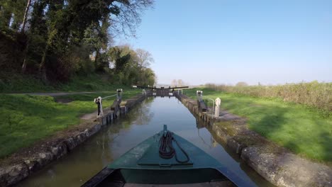 Barge-Narrowboat-Timelapse-going-through-the-Caen-Hill-Locks-on-the-Kennet-and-Avon-Canal
