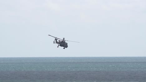 Lince-Helicóptero-De-La-Marina-Volando-Sobre-Un-Acorazado-De-La-Marina-En-Bournemouth,-Inglaterra