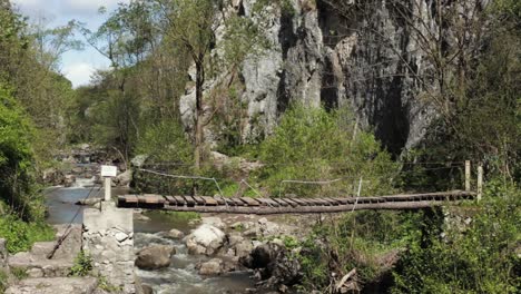 Erstaunliche-Bergbrücke,-Die-Den-Fluss-Innerhalb-Der-Schlucht-überquert