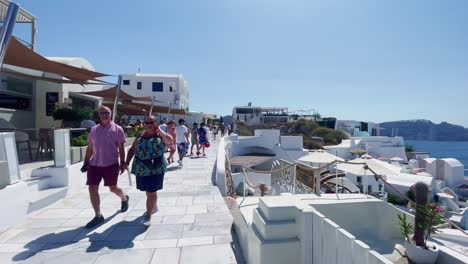 Oia-Santorini-Griechenland-Insel-Reise-Tourist-Immersiver-Spaziergang,-Europa,-4k-|-Griechisch,-Ägäis,-Meer,-Klippe,-Ozean,-Stadt,-Urlaub,-Einkaufen,-Weiß,-Marmor,-Menschenmenge,-Blumen,-Reisender,-Menschen,-Paar,-Café