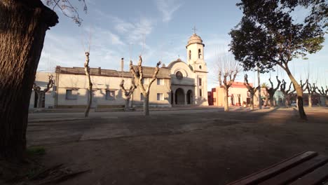 Antigua-Iglesia-En-Un-Pequeño-Pueblo