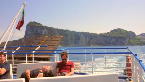 Turistas-En-El-Ferry-Que-Navega-Desde-La-Isla-De-Capri-Hacia-Nápoles-En-Italia