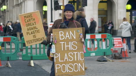 Manifestante-Ambiental-Sostiene-Carteles-En-La-Ciudad-En-Protesta-Por-El-Uso-De-Plástico