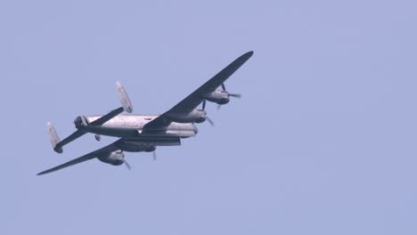 Bombardero-Avro-Lancaster-En-Cámara-Lenta-Volando-En-El-Cielo-Azul-En-Cámara-Lenta,-Vista-Trasera