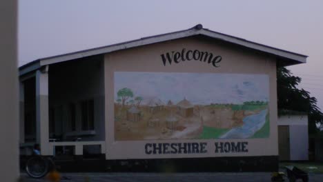 Willkommen-Im-Cheshire-Home-Schild-In-Mongu,-Sambia,-Waisenhaus