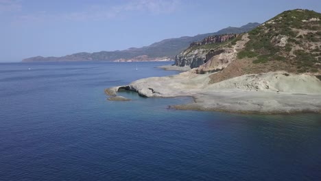 Drohnen-Luftaufnahme-In-Richtung-Eines-Natürlichen-Schwimmbades-An-Der-Küste-Sardiniens-In-Italien