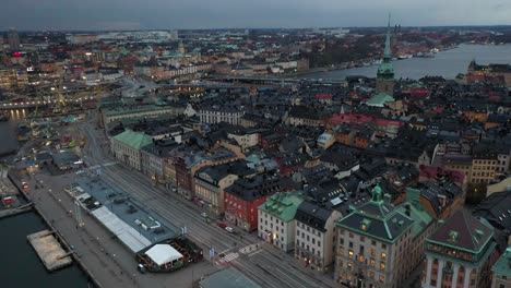 Drone-footage-panning-away-from-Gamla-Stan-in-Stockholm,-Sweden