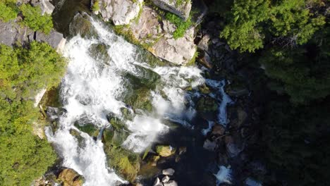 Klares-Wasser,-Das-Ruhig-Durch-Den-Wasserfall-Fällt,-Mit-Grüner-Vegetation-Am-Ufer-Der-Georgischen-Bucht,-Luftaufnahme-Von-Oben