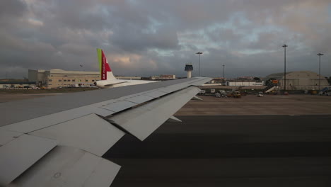 Avión-Gravando-En-El-Aeropuerto-De-Lisboa