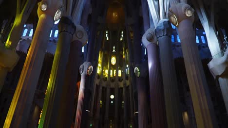 Nach-Oben-Neigende-Aufnahme,-Menschen,-Die-Mobiltelefone-Benutzen,-Malerische-Aussicht,-Innensäulendesign-Der-Kirche-Sagrada-Familia-In-Barcelona,-Spanien